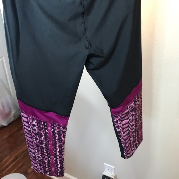Women’s size large compression shorts UnderArmour - Picture 2 of 3